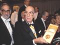 El escritor Camilo José Cela muestra su medalla del Premio Nobel en 1989