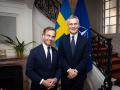 Ulf Kristersson, primer ministro sueco, junto a Jens Stoltenberg, secretario general de la OTAN