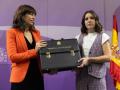 La hasta ahora ministra de Igualdad, Irene Montero (d), traspasa su cartera de Igualdad, a la hasta ahora concejala de Cultura y Turismo en el ayuntamiento de Valladolid, Ana Redondo (d), en la sede del Ministerio de Igualdad, a 21 de noviembre de 2023, en Madrid (España). En la segunda legislatura del Gobierno de coalición del PSOE, Ana Redondo ha sido nombrada como nueva ministra de Igualdad por el presidente del Gobierno. Hasta las pasadas elecciones municipales del 28 de mayo era teniente de alcalde y concejala de Turismo y Cultura en el ayuntamiento de Valladolid. Redondo era la número dos del entonces alcalde de Valladolid, Óscar Puente, que ahora será ministro de Transportes y Movilidad Sostenible.
21 NOVIEMBRE 2023;IGUALDAD;PODEMOS;IRENE MONTERO;ANA REDONDO;CARTERA
Eduardo Parra / Europa Press
(Foto de ARCHIVO)
21/11/2023