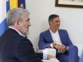 Pedro Sánchez y el presidente de Canarias, Fernando Clavijo, este viernes en La Palma