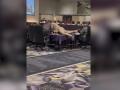 Momento en el que un delegado marroquí intenta agredir a otro delegado saharaui