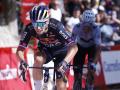 Primoz Roglic celebra la victoria de etapa en la sierra de Cazorla