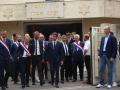El primer ministro de Francia, Gabriel Attal (C), flanqueado por el ministro del Interior y Ultramar de Francia, Gerald Darmanin (Centro-R) y diputados franceses salen de la sinagoga que fue incendiada y donde se produjo una explosión de automóviles en La Grande-Motte, al sur de Francia