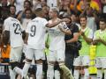 El centrocampista uruguayo Fede Valverde celebra con su compañero Kylian Mbappé