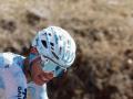 El ciclista español Enric Mas salvó una caída por un barranco