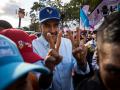 El presidente de Venezuela, Nicolás Maduro, saluda a simpatizantes en una manifestación a favor de su Gobierno, este sábado en Caracas (Venezuela)