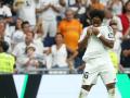 Endrick celebra su primer gol en el Bernabéu besándose el escudo del Real Madrid