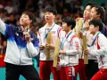 Los medallistas norcoreanos posaron juntos a los chinos y los surcoreanos en el podio