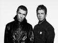 Liam y Noel Gallagher en la foto promocional de su regreso como Oasis