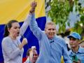 María Corina Machado levanta la mano de Edmundo González en una manifestación en Caracas