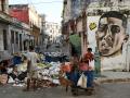 Los cubanos recogen materia prima de una gran cantidad de basura en una calle de La Habana