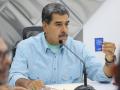 Nicolás Maduro con un ejemplar de la Constitución venezolana