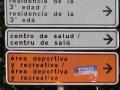 Imagen de varios carteles en español y en bable