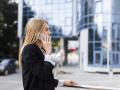 Mujer hablando por el teléfono móvil