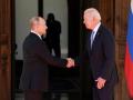 Putin saluda a Biden en una reunión de 2021