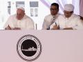 El Papa Francisco y el gran Imán de la mezquita de Istiqlal, Nasaruddin Umar, firman la declaración del encuentro inter religioso