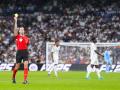 Alberola Rojas saca una tarjeta amarilla en el Real Madrid vs Betis