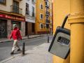 El candado de uno de los muchos pisos turísticos que hay en el Casco Antiguo de Sevilla