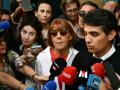Gisele Pelicot junto a su abogado, Stéphane Babonneau, dirigiéndose a los medios