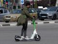 Un hombre montado en un patinete eléctrico