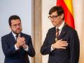 El expresident de la Generalitat, Pere Aragonès (i) y el nuevo president de la Generalitat de Cataluña, Salvador Illa