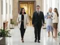 La portavoz parlamentaria de Vox Pepa Millán (i) y el diputado José María Figaredo en los pasillos del Congreso