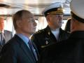 El presidente ruso, Vladimir Putin, acompañado por el comandante de la Flota del Pacífico rusa, el almirante Viktor Liina