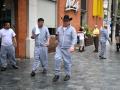 Ex presos políticos nicaragüenses caminan por una calle en la Ciudad de Guatemala
