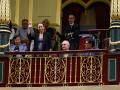 Carolina, hija de Edmundo González, saludando en la tribuna del Congreso