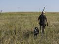 Un cazador junto a sus perros durante una cacería