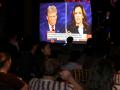 La gente asiste a una fiesta para ver el debate presidencial de Estados Unidos
