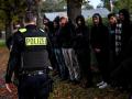 Inmigrantes hacen fila después de ser detenidos por la Policía en la frontera germano-polaca cerca de Frost