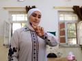 Una mujer jordana muestra su dedo después de votar en Ammán (Jordania)