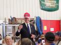 El presidente de Estados Unidos, Joe Biden, con una gorra de Donald Trump
