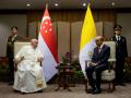 El Papa Francisco junto al presidente de Singapur, Tharman Shanmugaratnam