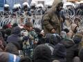 Inmigrantes intentan entrar en la Unión Europea a través del paso fronterizo polaco