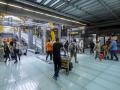 Varias personas en la terminal T4 del aeropuerto Madrid-Barajas.