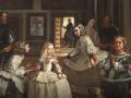Las Meninas, de Diego Velázquez, es, tal vez, la obra más emblemática del Museo del Prado. Al mismo, es la obra más representativa del pintor sevillano y encierra tantas claves, tantos puntos de vista engañosos y tantos juegos de perspectiva, que quien la contemple por primera vez deberá detenerse un momento a pensar para comprender qué es lo que está viendo. ¿Es un retrato de la infanta Margarita? ¿Un retrato de los reyes Felipe IV y Mariana de Austria? ¿Una escena cortesana del real Alcázar de Madrid? ¿Un autorretrato de Velázquez? En realidad, es todas esas cosas al mismo tiempo, y alguna más. Basta con estar atentos a los cuadros que decoran el salón del Alcázar en el que se desempeña la escena para llevarse alguna sorpresa.