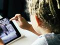 Una niña manipula una tablet