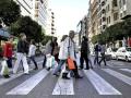 Varias personas cruzan en la valenciana calle Colón