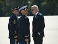 Joe Biden, junto a militares, en el Memorial del 11S