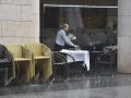 Un camarero recoge una mesa en una terraza en Huesca.