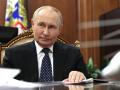 El presidente de Rusia, Vladimir Putin, asiste a una reunión, en Moscú