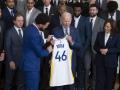 El presidente de Estados Unidos Joe Biden y la candidata a la presidencia Kamala Harris, con los GS Warriors