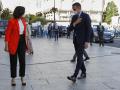 Pedro Sánchez a su llegada a la Puerta del Sol, recibido por Isabel Díaz Ayuso