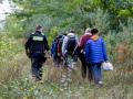 La policía alemana escolta un grupo de inmigrantes cerca de la frontera con Polonia