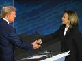 Trump y Kamala se saludan al inicio del último debate presidencial en Filadelfia