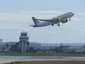 Un avión despega del aeropuerto de Sevilla