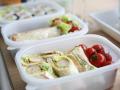 Varios tupper con alimentos.