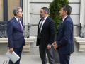 Alberto Núñez Feijóo y Santiago Abascal se saludan en el patio del Congreso